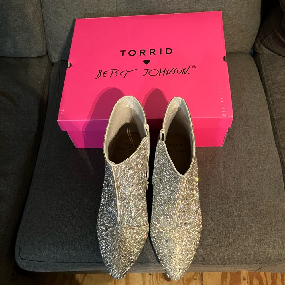 Betsey Johnson size 10.5 silver boots